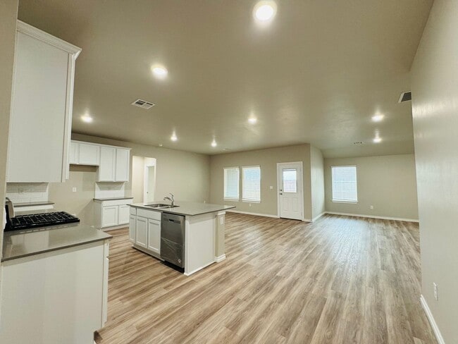 Building Photo - Deer Creek Schools + 4 Bedrooms + Newer Home in The Falling Springs Addition