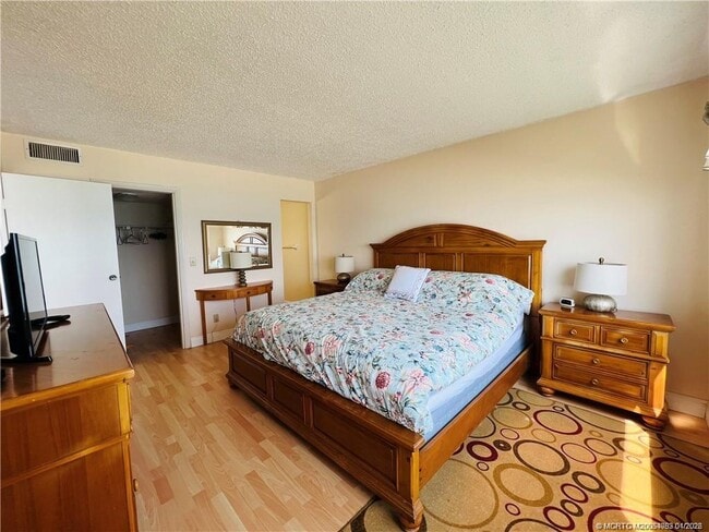 Building Photo - 10102 S Ocean Dr