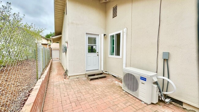 Building Photo - Lovely & Freshly Updated, Remodeled, Paint...