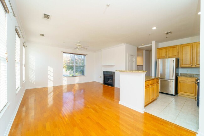 Building Photo - 3 level 2 BR 2BA condo in Fairfax Ridge