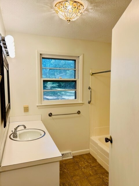 Building Photo - 2660 Tiffany St