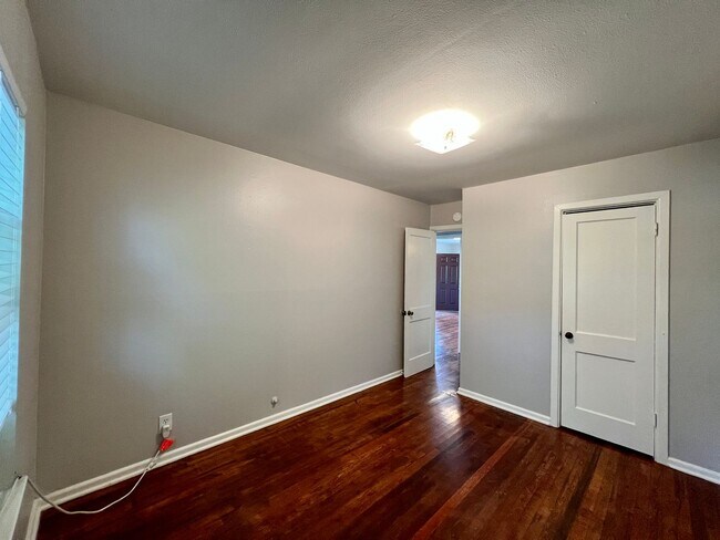 Building Photo - Availably July 12: Charming 3 Bedroom 1 Ba...