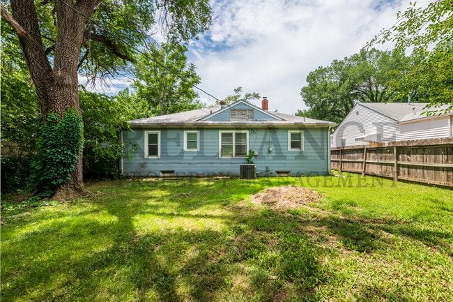 Building Photo - 636 S Clifton Ave
