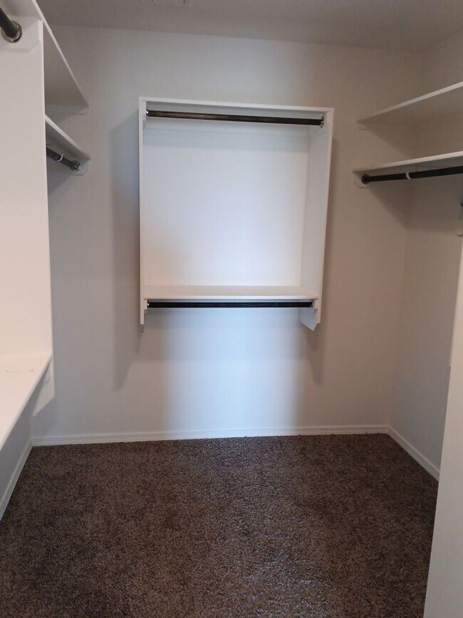 Building Photo - Beautiful 4-Bedroom, 2.5-Bathroom Home Loc...