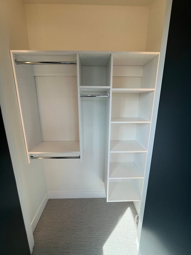 Building Photo - Like-New Townhome in the Gorgeous Terrane ...