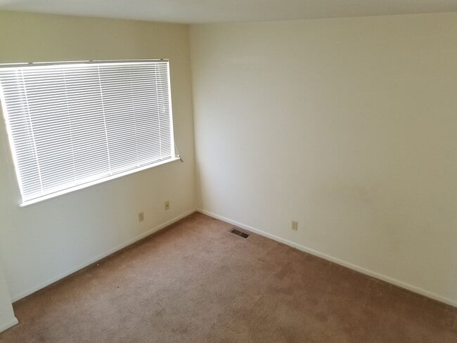 Building Photo - 2 Bed 1.5 Bath Townhouse End Unit in North Central Loveland - Water/Sewer/Trash Included in Rent!