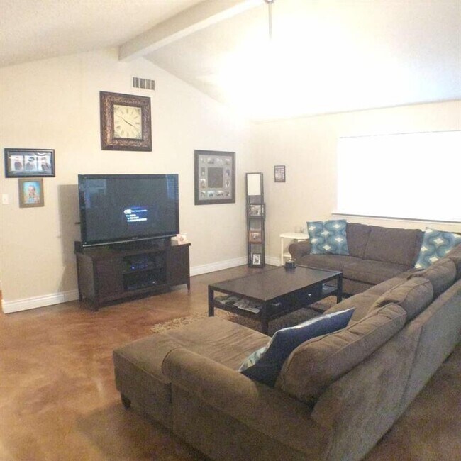 Building Photo - 503 Cozby St N