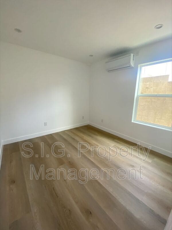 Building Photo - 354 E Providencia Ave