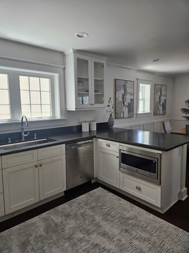 Building Photo - 3 Bedroom Plus Home with Roof Top Deck