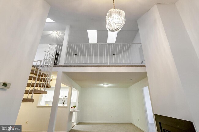 Building Photo - 10010 Vanderbilt Cir