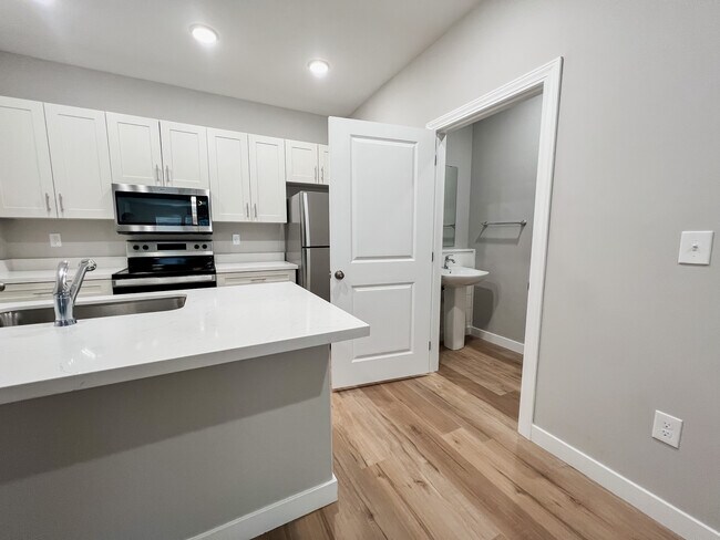 Building Photo - The Heights at Fairway Flats