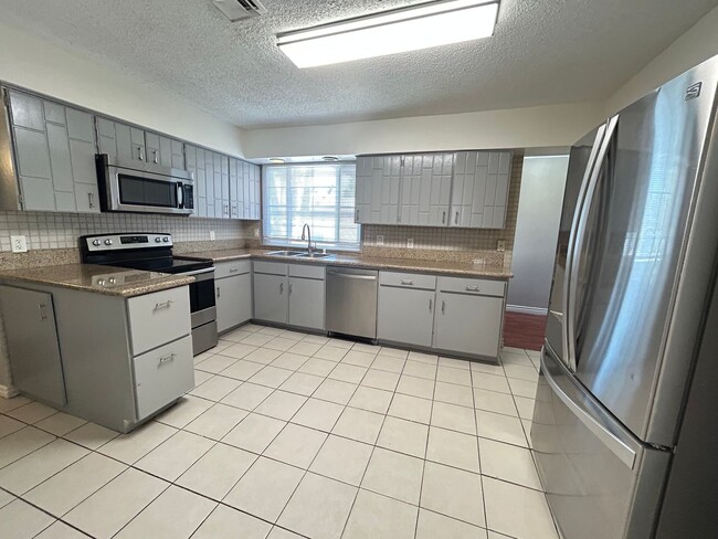 Building Photo - Single Story Home 5-Beds 2-Bath No HOA!