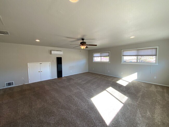 Building Photo - 5 Bedroom Home Available Near Wyoming Blvd NE & Comanche Rd NE!