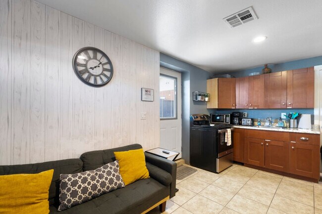 Building Photo - 320 N 13th Pl