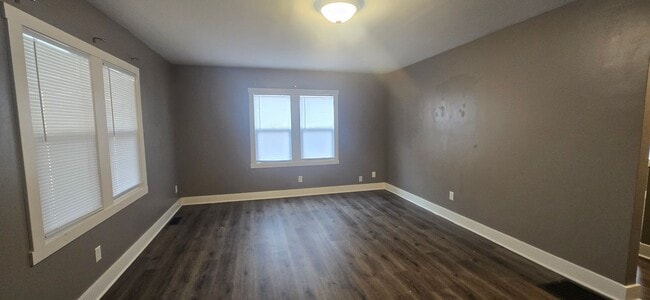 Building Photo - 1590 W. Waggoner-- 2 bed, 1 bath