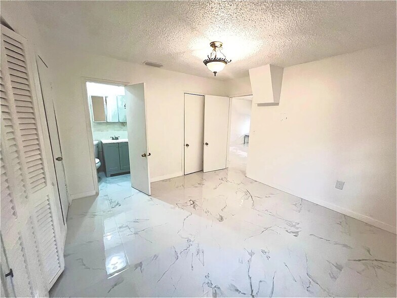 Building Photo - 5870 SW 20th St