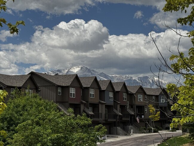 Building Photo - Gorgeous 3 Bedroom Townhouse Near Garden of the Gods