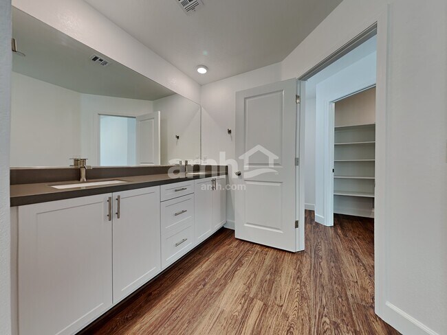 Building Photo - 3333 Blodwen St