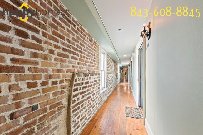 Building Photo - 377 King St