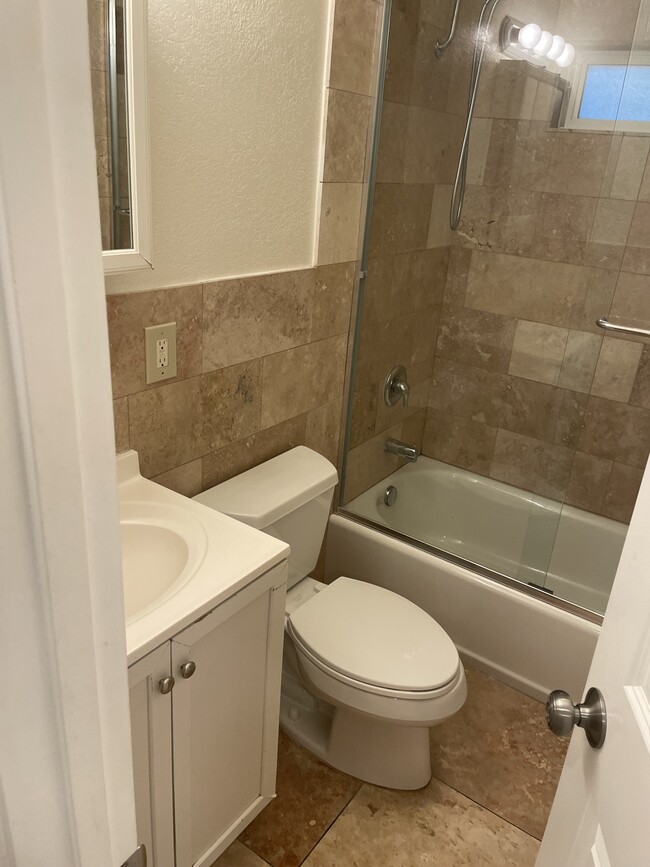 Main bathroom - 4659 34th St