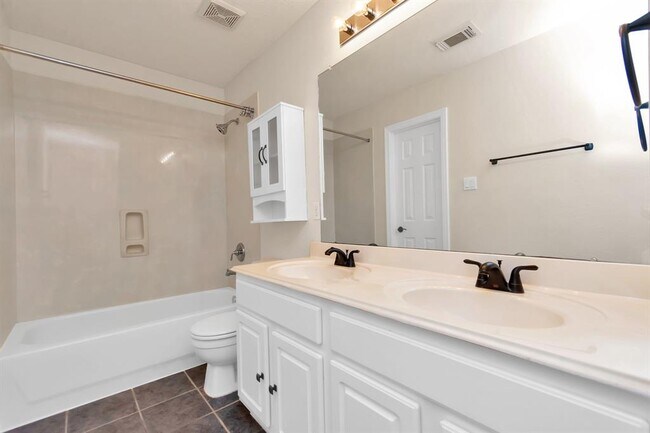 Building Photo - 16510 Bluff Springs Dr