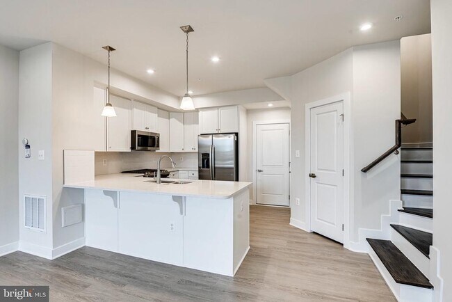 Building Photo - 14055 Sunrise Valley Dr