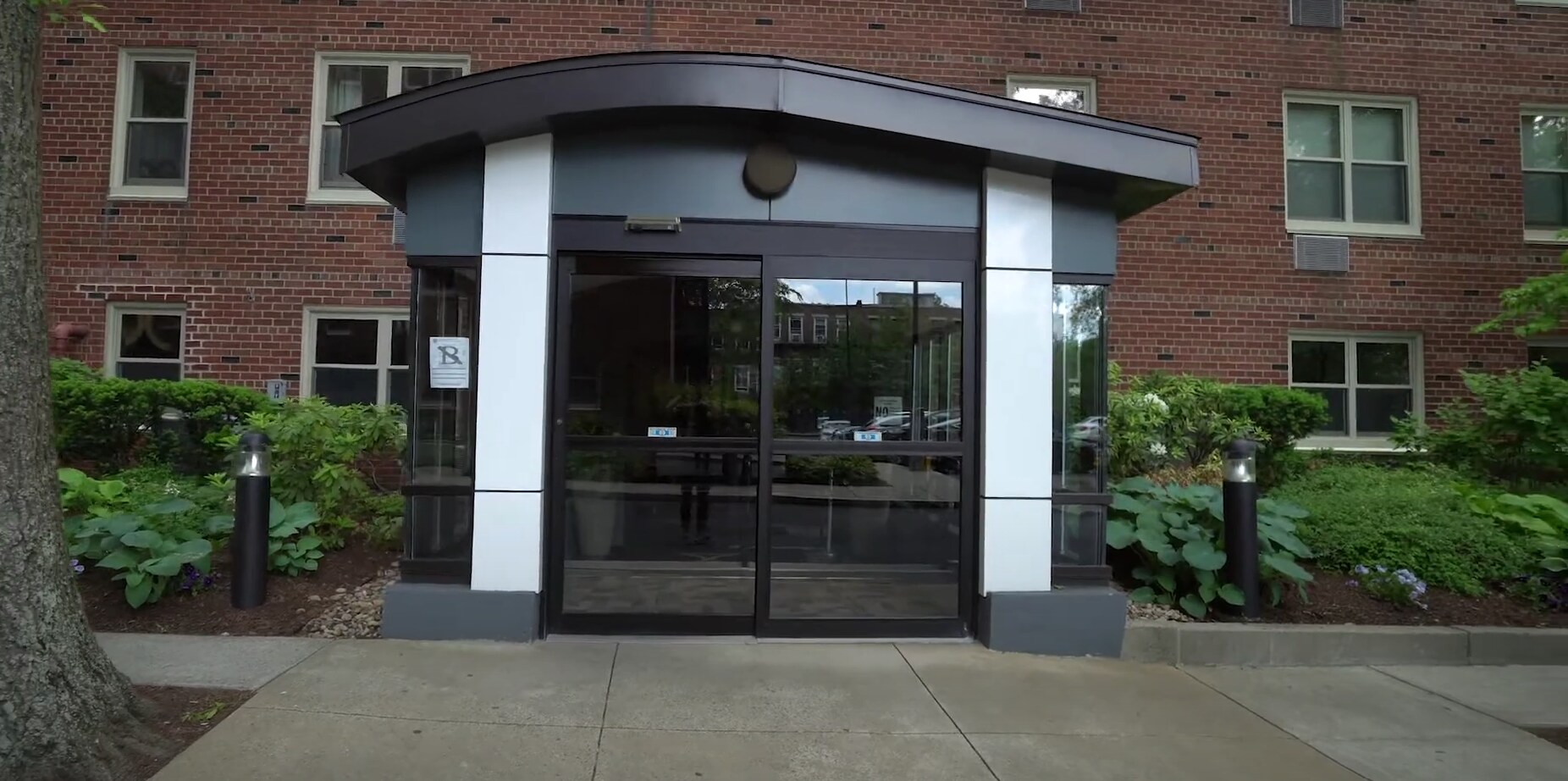 Building Photo - 104 Warren St