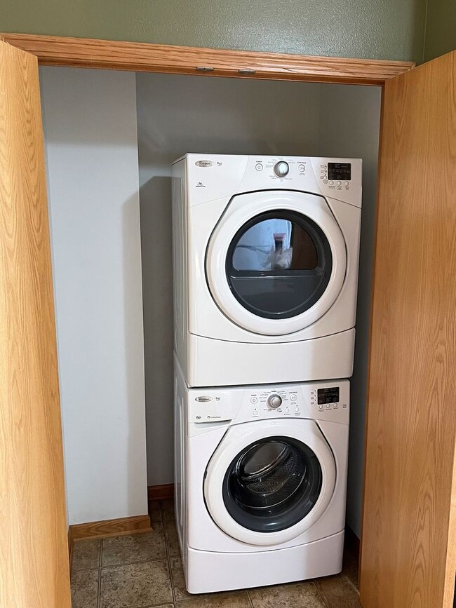 Building Photo - West Ames 1-Bedroom Condo - Garage Included