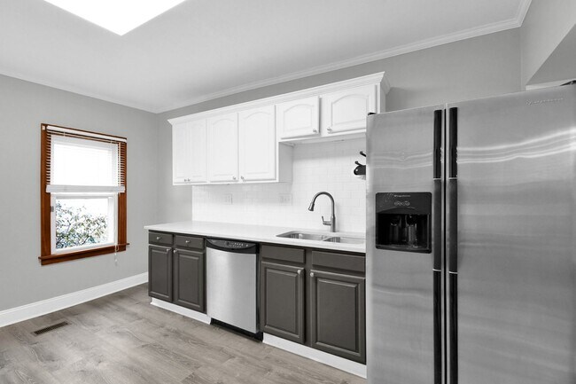 Building Photo - Stunning and Spacious 3 Bedroom House