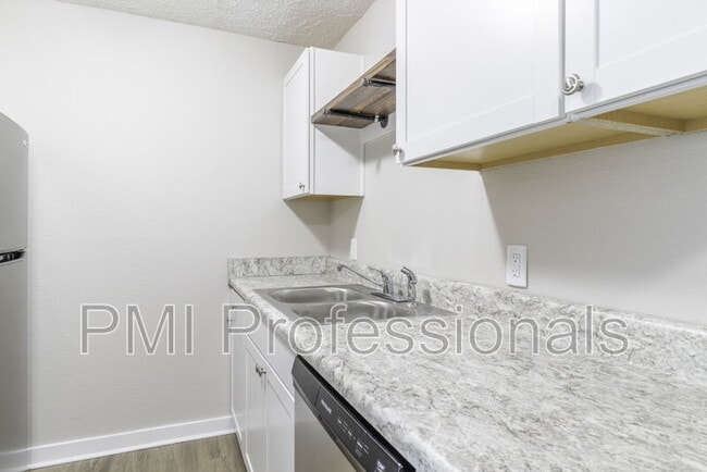 Building Photo - 123 Kingsridge Dr