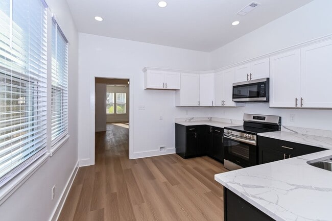 Building Photo - Charming Midtown Home Near Overton Park!