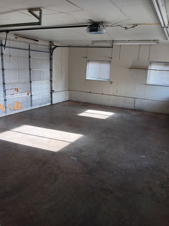 Building Photo - 4 Bed House in Cove