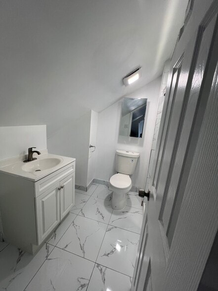 Building Photo - 1341 E 2nd St