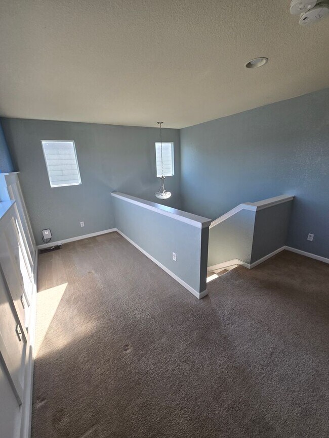 Building Photo - Amazing 3 bedrooms plus a loft, and 2.5 ba...