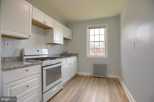 Building Photo - 1323 N Kenwood Ave