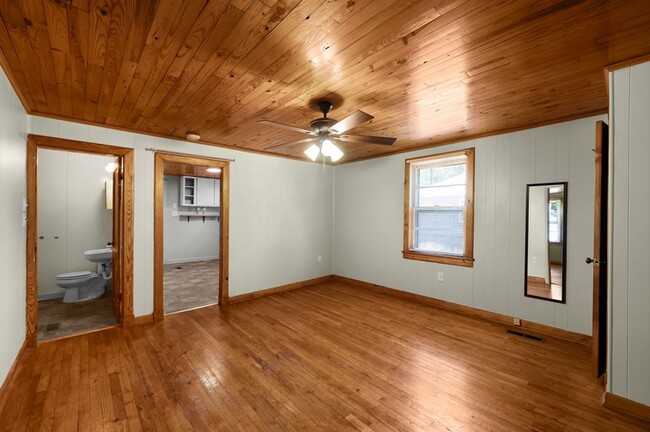 Building Photo - Family Friendly 2-bedroom Home