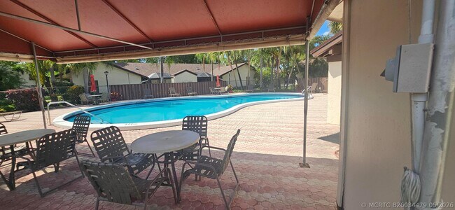 Building Photo - 2511 Carambola Cir N