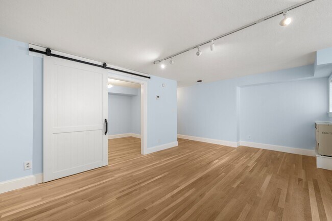 Building Photo - 242 Beacon St