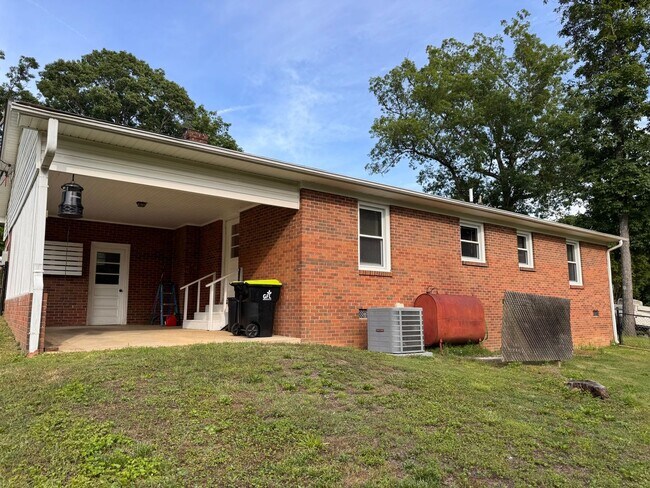 Building Photo - 3BR 1.5BA Brick Ranch in Lexington