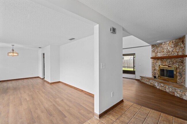 Building Photo - **Recently upgraded 4/2 pool home in Longw...