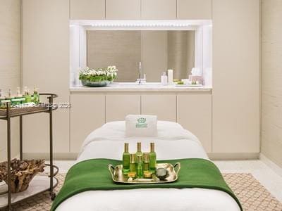 Building Photo - 16901 Collins Ave