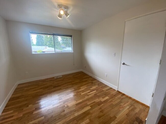 Building Photo - $3950 2520 SqFt, SFH/4BDR,2BA,office/Garag...