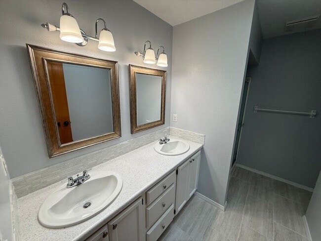 Building Photo - 757 Sphinx Ct NE