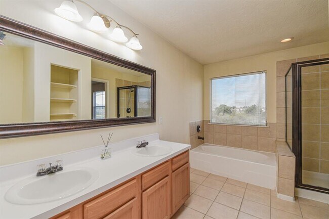 Building Photo - 15930 Langhamwood Ln