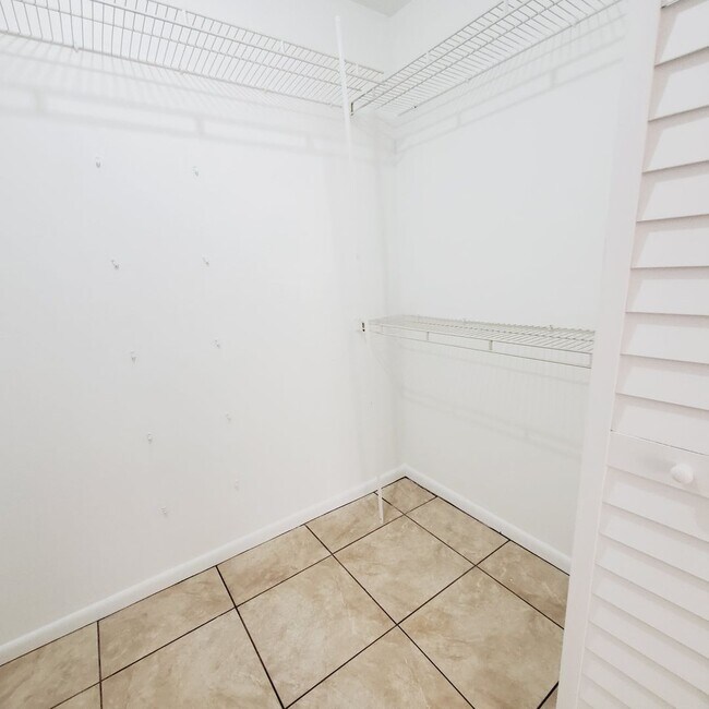 Building Photo - 2433/2435 Lola Avenue S