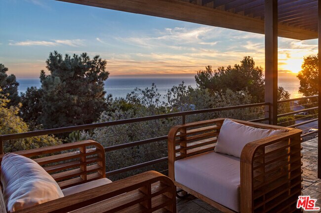 Building Photo - 3900 Villa Costera