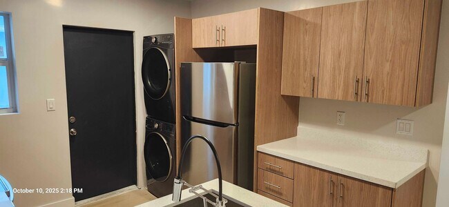 Building Photo - Samuel Duplex