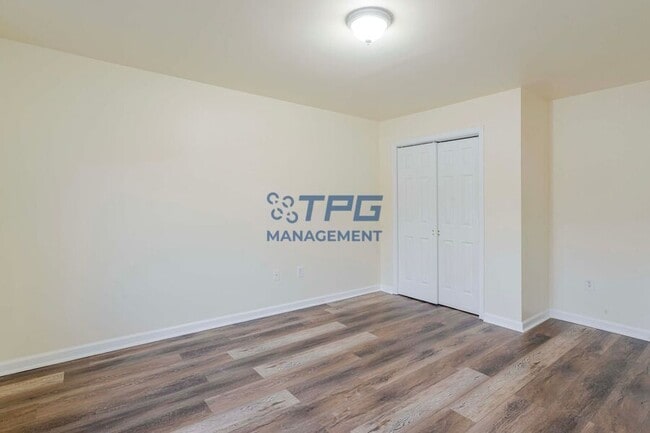 Building Photo - 33 Viking Ave