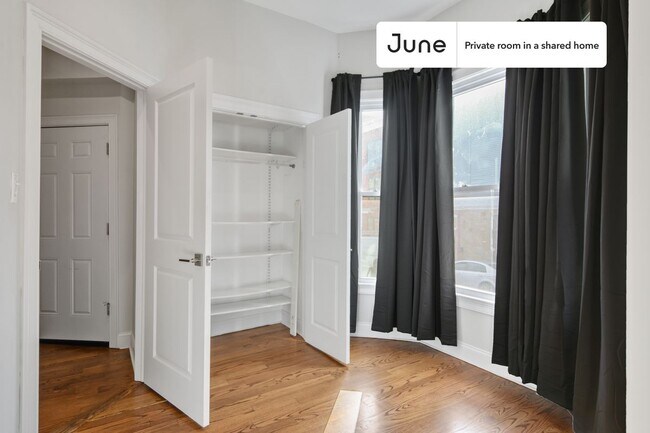 Building Photo - Private bedroom in 3 bed/1.5 bath Home