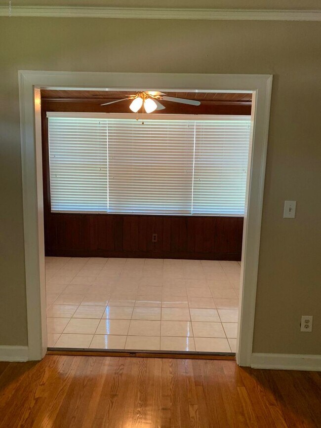 Building Photo - Charming 2/1 in the heart of St. Nicholas